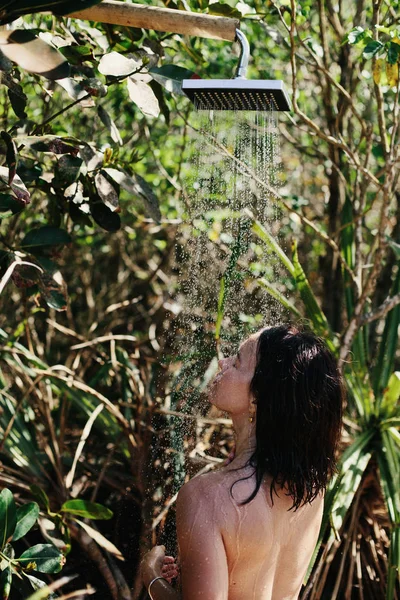 Genç Bir Kadın Dışarıda Duş Alıyor Tropikal Banyo Doğal Kaplıca — Stok fotoğraf