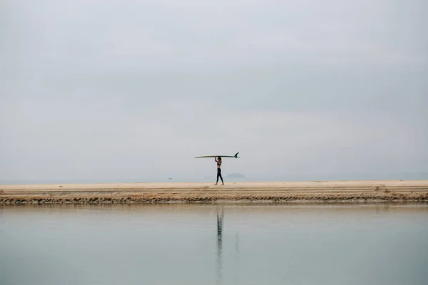 Femme Surfeuse Avec Longue Planche Sur Silhouette Mer — Photo