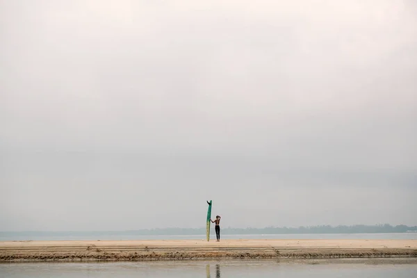Γυναικείος Σέρφερ Μακριά Σανίδα Στη Σιλουέτα Της Θάλασσας — Φωτογραφία Αρχείου