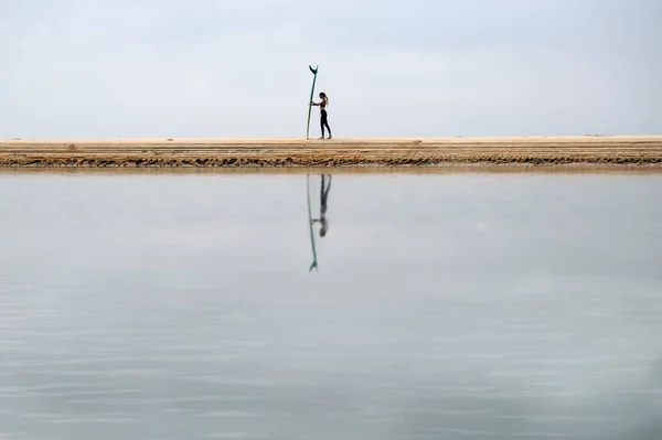 Γυναικείος Σέρφερ Μακριά Σανίδα Στη Σιλουέτα Της Θάλασσας — Φωτογραφία Αρχείου
