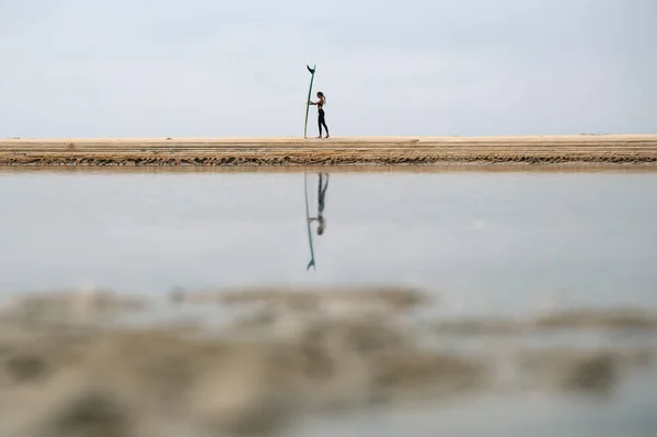 Kvinnlig Surfare Med Lång Bräda Havet Silhuett — Stockfoto