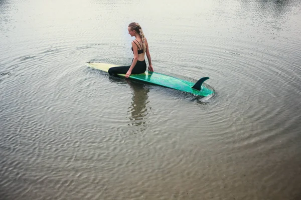 Sedile Surfista Donna Bordo Lungo Acqua — Foto Stock