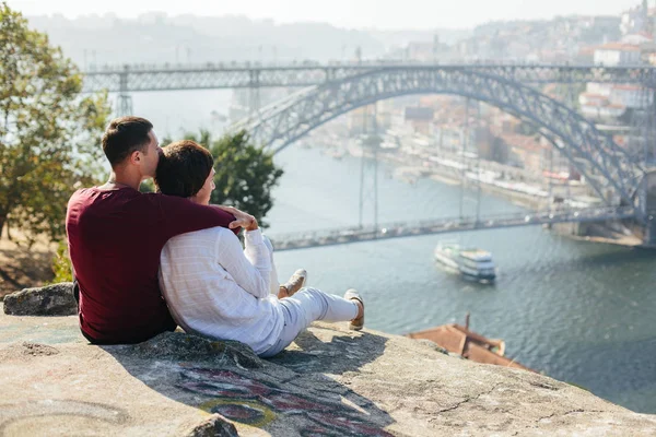Casal Gay Viajando Desfrutar Pôr Sol Livre Vista Cidade Europeia — Fotografia de Stock
