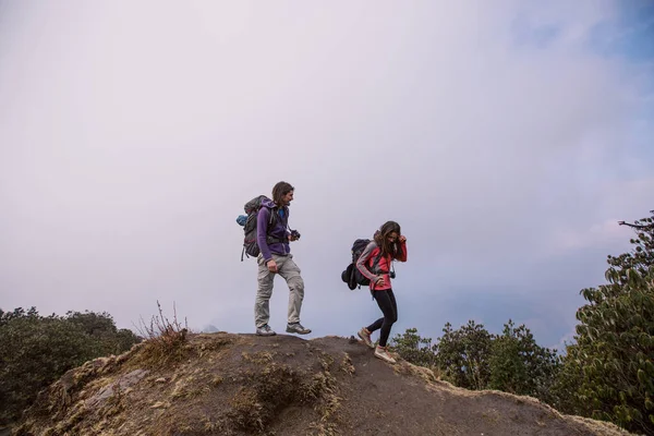 Pareja Excursionistas Con Mochilas Caminando Cima Montaña Disfrutando Vista Del — Foto de Stock