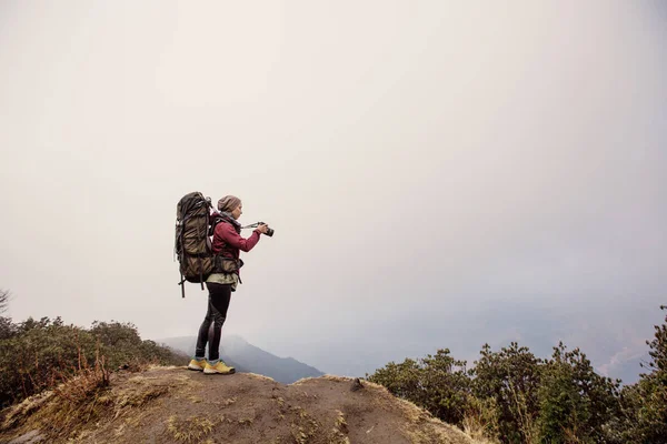 Žena Cestovatel Fotograf Velkým Batohem Pobyt Vrcholu Hory Džungli Lesa — Stock fotografie