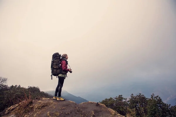 Reisefotografin Mit Großem Rucksack Auf Dem Gipfel Des Berges Dschungel — Stockfoto