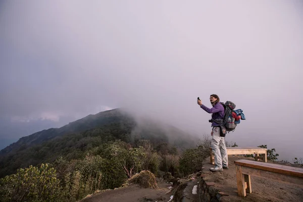 Turista Batohem Zůstat Vrcholu Hory Nad Mraky Džungle Údolí Dělat — Stock fotografie