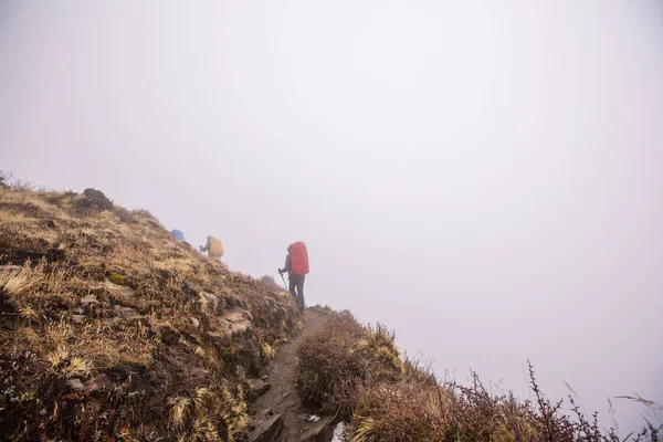 Grupo Personas Excursionistas Caminando Montañas Niebla Blanca Por Encima Las — Foto de Stock