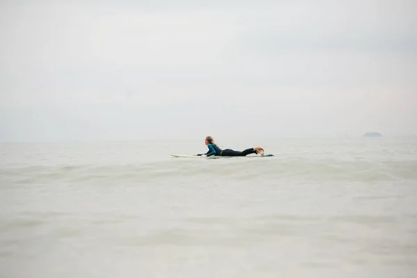 Kobieta Surfer Kałuża Oceanie — Zdjęcie stockowe