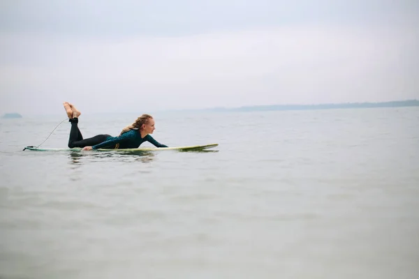 Сёрфер Женщина Прыгающая Океан — стоковое фото