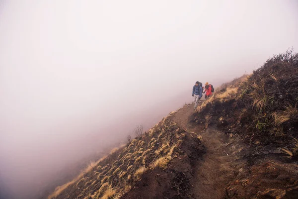 Caminantes Pareja Con Mochilas Caminando Cima Montaña Niebla Por Encima — Foto de Stock