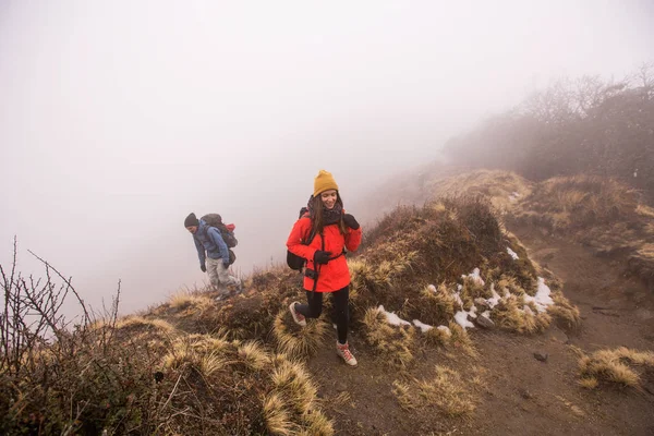 Wanderer Paar Mit Rucksack Auf Berggipfel Nebel Über Wolken — Stockfoto