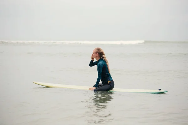 Женщины Сёрферы Сидят Длинной Доске Океане — стоковое фото