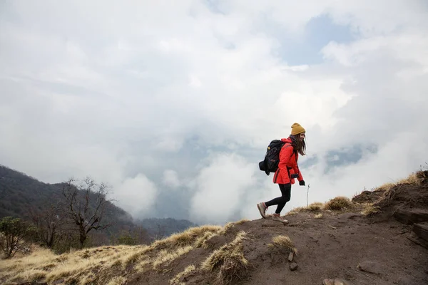 Mujer Viajera Joven Con Mochila Chaqueta Roja Sombrero Amarillo Caminando — Foto de Stock