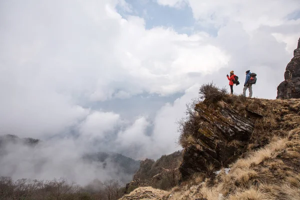 Pareja Excursionistas Con Mochilas Relajándose Cima Montaña Disfrutando Haciendo Fotos — Foto de Stock