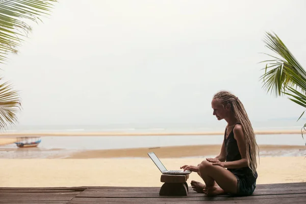 Jovem Fêmea Usando Dreadlocks Usando Laptop Costa Mar Compras Online — Fotografia de Stock