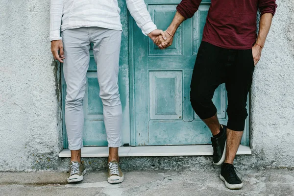 Schwules Paar Hält Die Hände Zusammen — Stockfoto