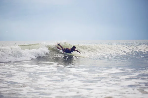 Gemengde Race Surfer Peddelen Met Longboard Kleine Golf — Stockfoto