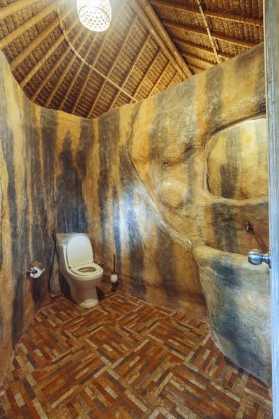 Естественный Интерьер Туалетной Комнаты Роскошном Доме Каменные Стены Бамбуковая Крыша — стоковое фото