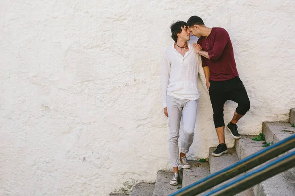 一对同性恋夫妇一起在城市街道上散步 背景上的白墙 — 图库照片