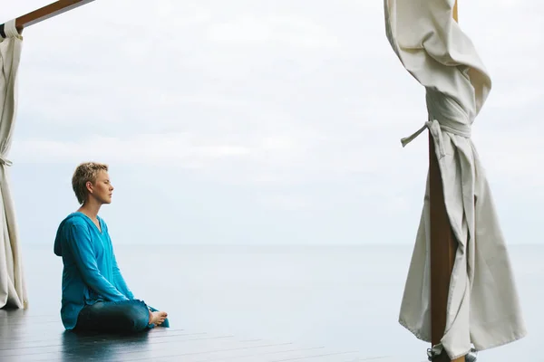 Vrouw Dragen Casual Sluiten Zitten Lotus Pose Ontspannen Mediteren Buiten — Stockfoto