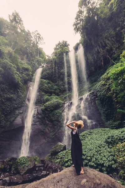 Mujer Joven Cerca Cascada Selva — Foto de Stock