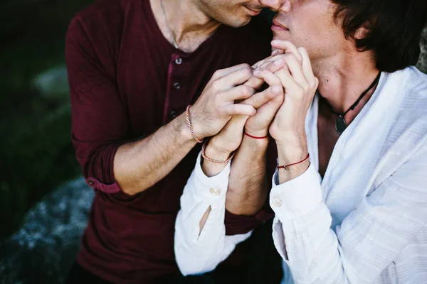 Gay Paar Handen Bij Elkaar Houden — Stockfoto