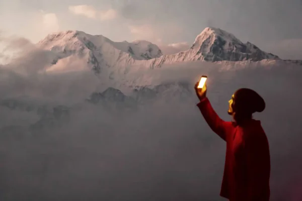 Viajero Relajándose Cima Alta Montaña Nieve Haciendo Fotos Teléfonos Móviles — Foto de Stock