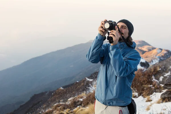 Wanderer Auf Schneebedecktem Berggipfel Über Wolken Und Tal Macht Bilder — Stockfoto