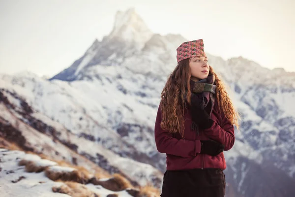 Žena Traveller Relaxaci Vysokých Horách Těší Pohled Fishtale Nebo Machapuchare — Stock fotografie