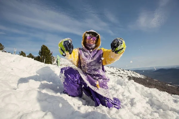 Chico Divertirse Jugar Cima Montaña Nieve Snowboard Freeride Vacaciones Invierno —  Fotos de Stock