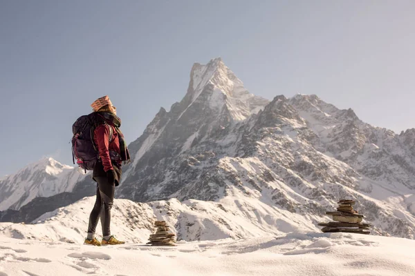 Viajero Femenino Relajándose Cima Alta Montaña Nieve Disfrutando Vista Montaña —  Fotos de Stock