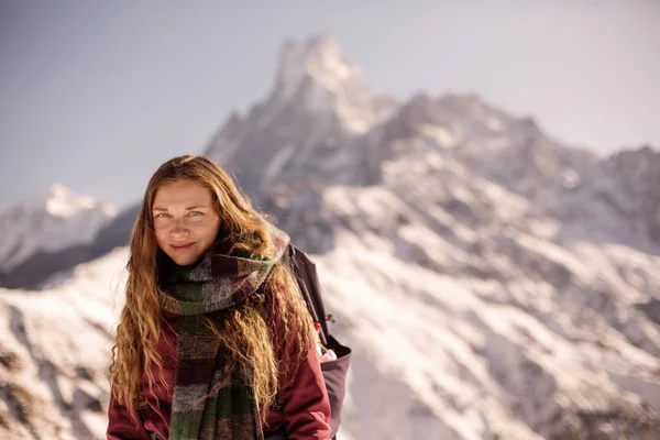 Retrato Mujer Viajera Relajándose Las Altas Montañas Fishtale Machapuchare Cima — Foto de Stock