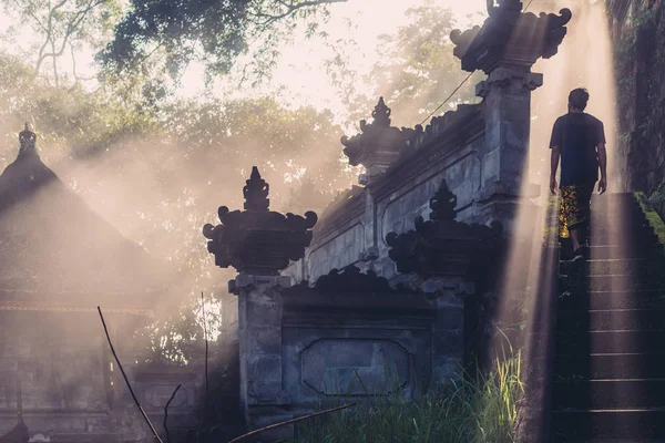 Ember Besétál Ködös Bali Templomba Köd Gyönyörű Napfény — Stock Fotó