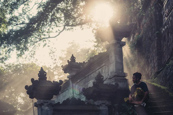 Mann Sitzt Nebligen Bali Tempel Nebel Und Schönes Sonnenlicht — Stockfoto