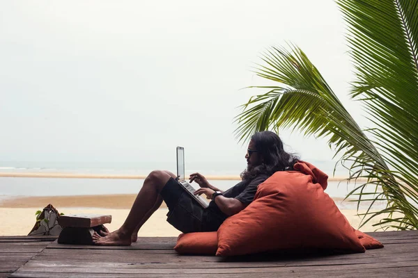 Freiberufler Mit Laptop Freien Tropischen Strand Stockbild