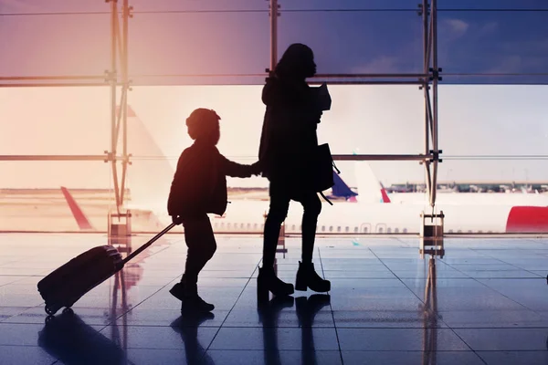 Жінка Дитина Доглядають Багажем Аеропорту Авіаперевезення Сімейний Відпочинок — стокове фото