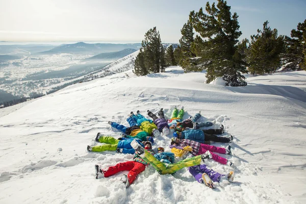 Grupo Amigos Felices Divirtiéndose Jugando Nieve Vacaciones Soleadas Esquí Snowboard —  Fotos de Stock