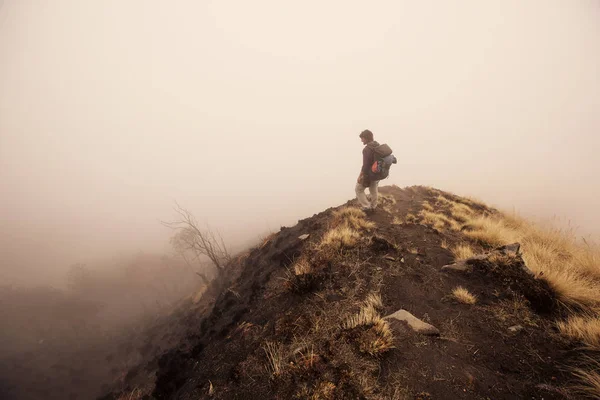 登山者在雾蒙蒙的山顶上行走 — 图库照片