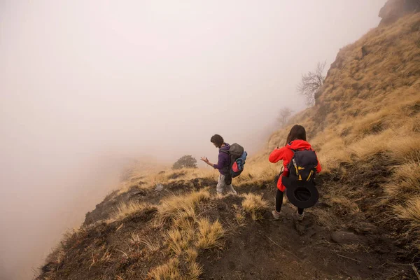 Grupo Personas Excursionistas Caminando Montañas Niebla Blanca Por Encima Las — Foto de Stock