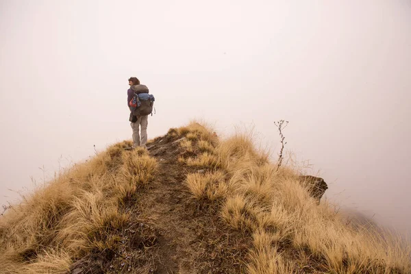 Wanderer Wandert Nebel Berggipfel — Stockfoto