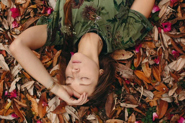 Bonito Rosto Feminino Jovem Viajante Deitado Folhas Coloridas Floresta Selva — Fotografia de Stock