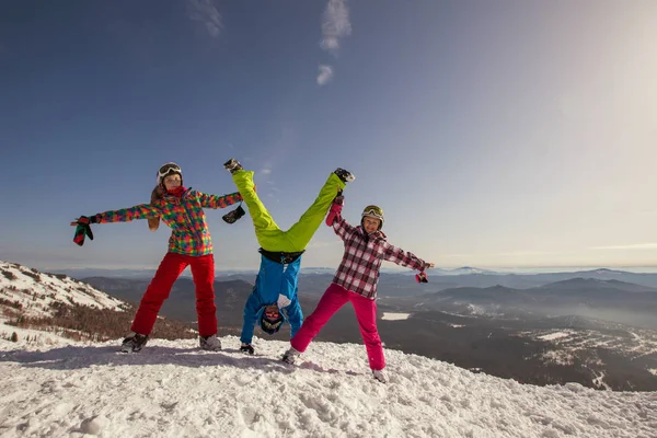 Les Snowboardeurs Amusent Dans Neige Sports Hiver Vacances Montagne Ciel — Photo