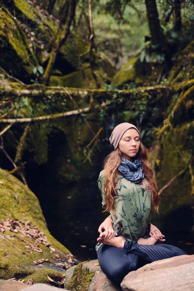 Jonge Vrouw Toerist Zitten Mistige Tropische Jungle Bos Lotus Positie — Stockfoto