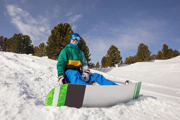 Snowboarder Mengenakan Snowboarding Hoody Peralatan Olahraga Berpose Dengan Melihat Papan — Stok Foto