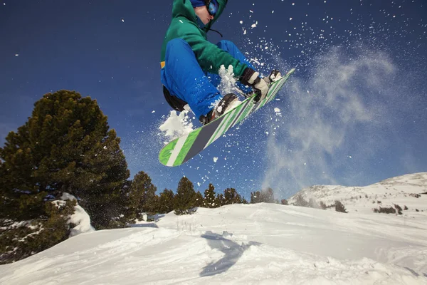 Snowboarder Springen Door Lucht Winter Forest Sneeuw — Stockfoto