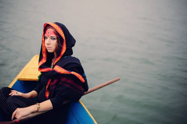 Sisli Makyajlı Uzun Kızıl Saçlı Bir Kadın Dağ Gölünde Kayıkta — Stok fotoğraf