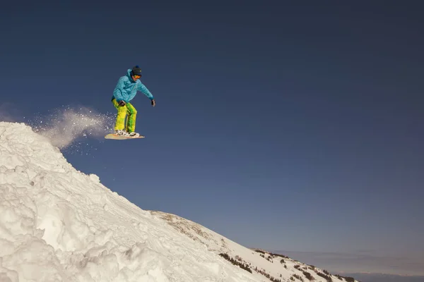 Snowboard Muž Bavte Skákání Sněhu Zimní Sport Dovolená Hory Nebe — Stock fotografie