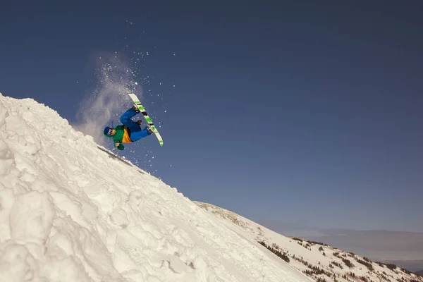 Snowboard Muž Bavte Skákání Sněhu Zimní Sport Dovolená Hory Nebe — Stock fotografie