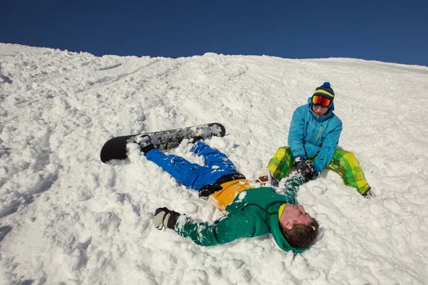 Snowboarder Cayendo Por Brazo Lesionado Obtener Primeros Auxilios Montaña Nieve —  Fotos de Stock